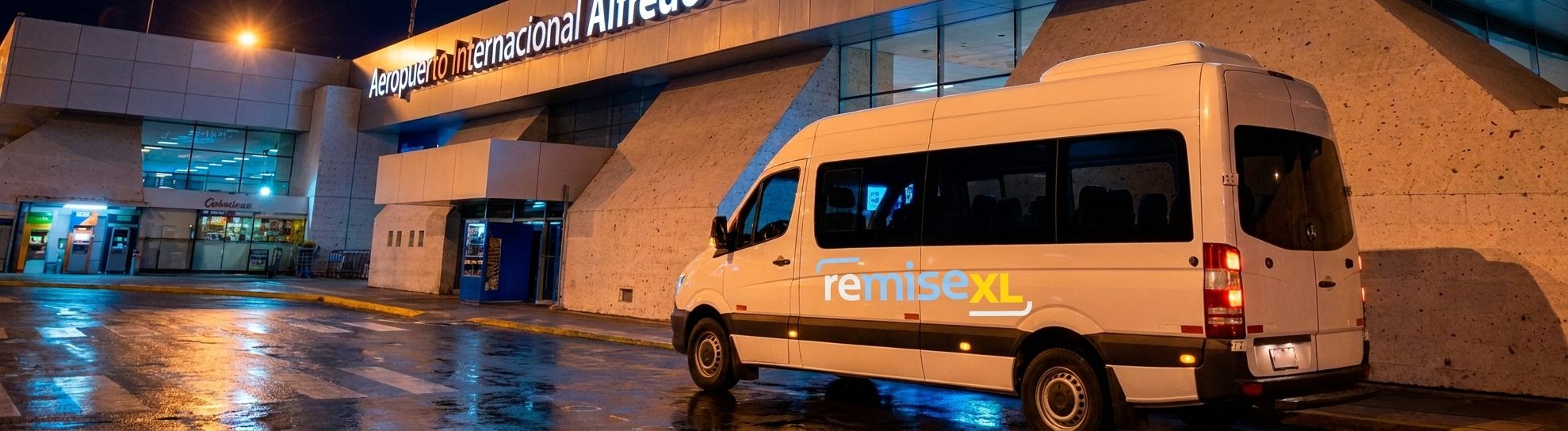 Van XXL de RemisseXL esperando de noche frente al Aeropuerto Internacional Alfredo Rodríguez Ballón de Arequipa