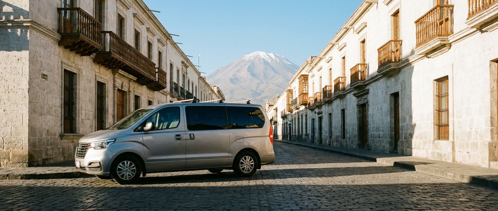 Una van de RemisseXL en una calle de sillar de Arequipa, con el volcán Misti al fondo